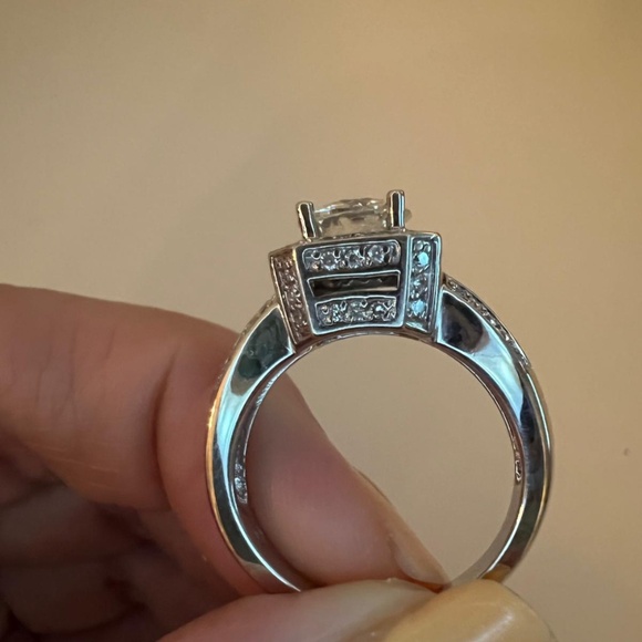 18 karat white gold Women’s Moissanite Engagement Ring - Picture 4 of 5